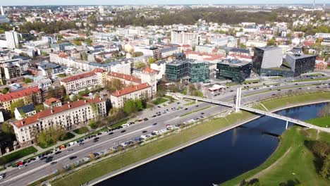río nemunas con puente y centro de kaunas, vista aérea desde un avión no tripulado