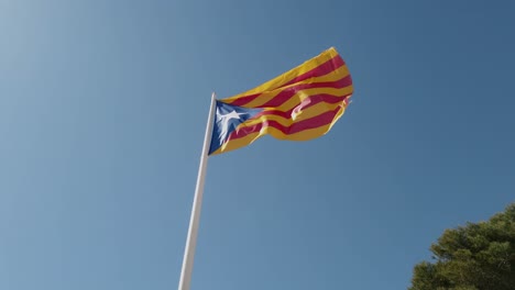 Bandera-Independentista-Catalana-Ondeando-Con-El-Viento-En-Cámara-Lenta