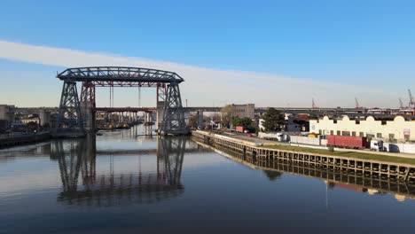 vista del puente transportador de buenos aires a través del río riachuelo en argentina