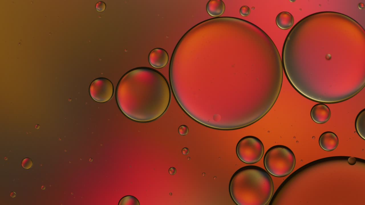 물 위에 떠다니는 기름방울의 다채로운 예술적.