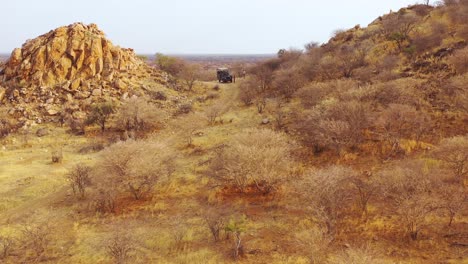 antena de turistas disfrutando de un momento en un jeep safari en la vasta y hermosa reserva de caza erindi namibia 1