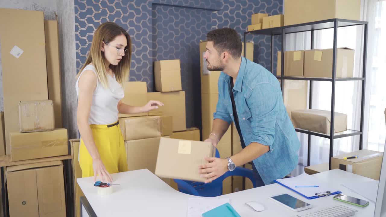 una joven pareja que vende en línea está discutiendo y hablando de negocios.