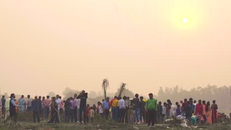 popoli indiani in piedi sul fiume yamuna