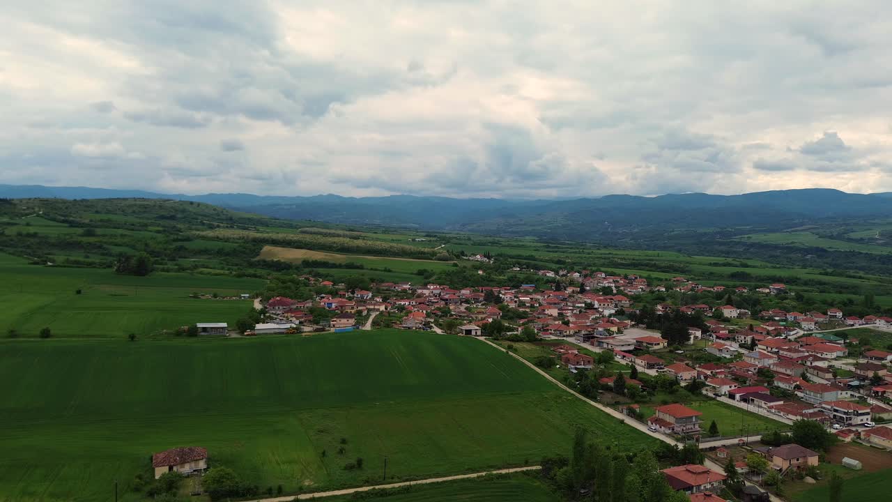 casas en el pueblo de pentavryso, grecia, en el municipio de kastoria, avión no tripulado