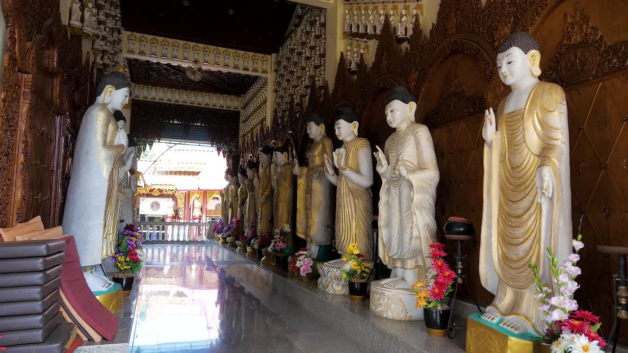 filas de artefactos religiosos y estatuas dentro de un templo budista en malasia