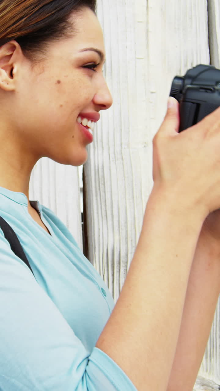 fotógrafo tomando una foto con una cámara digital