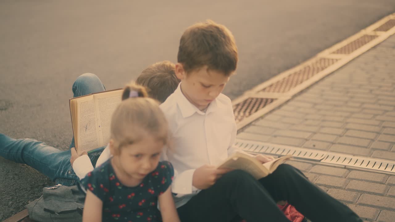 학교 아이 들 은 어려운 시험 을 준비 하기 위해 교과서 를 읽는다