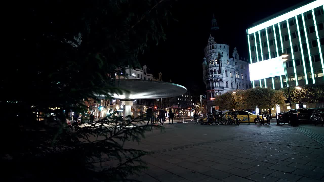 밤에 스웨덴 스톡홀름의 stureplan에서 "svampen" 주변의 파노라마 돌리