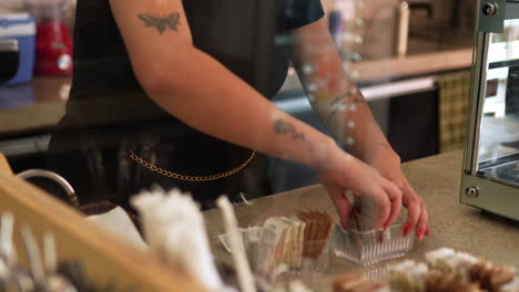 camarera trabajando en una cafetería