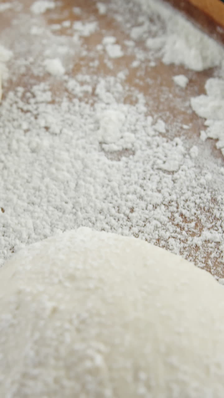 접시 에 있는 피자 반죽 과 밀가루
