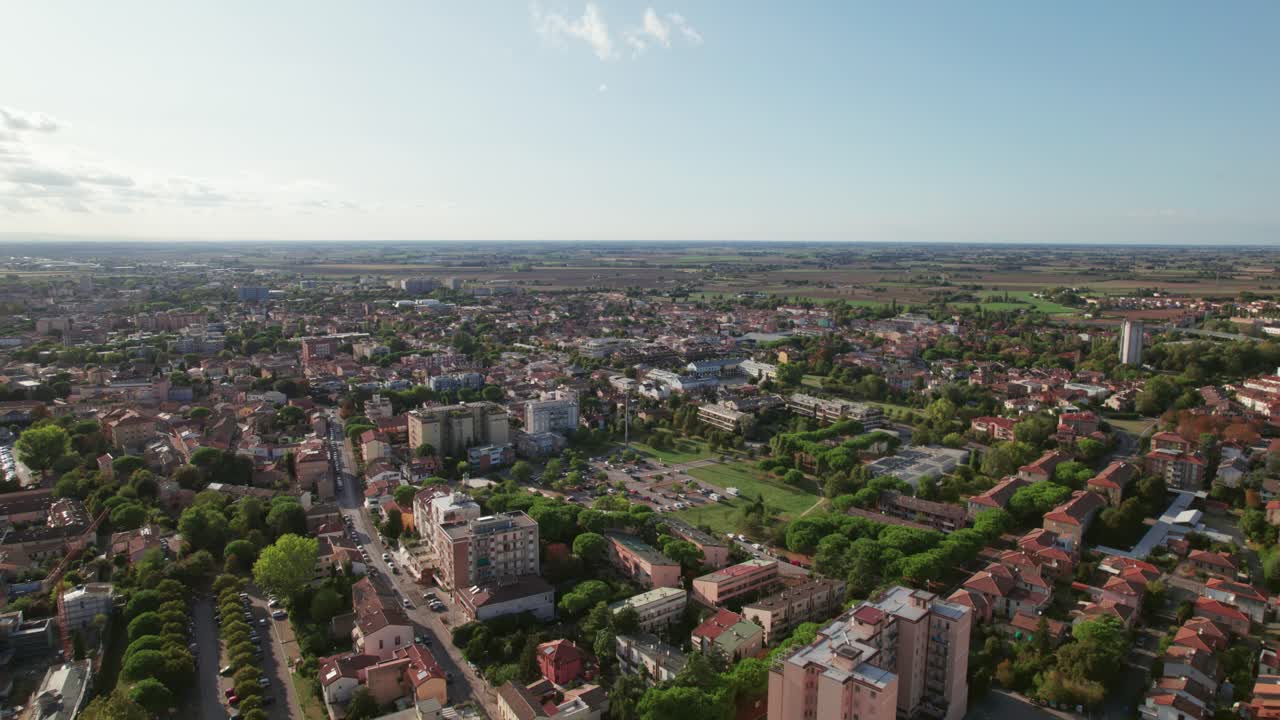 ravenna, italia, impulso de los drones con vistas a la infraestructura urbana