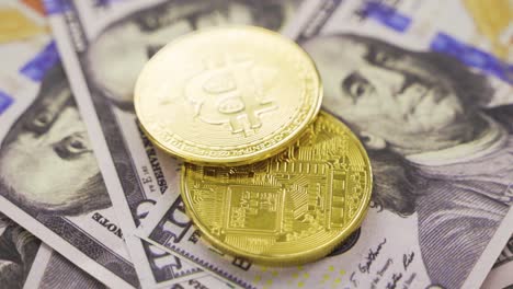 dólar en efectivo y criptomoneda bitcoin. finanzas y concepto de inversión.