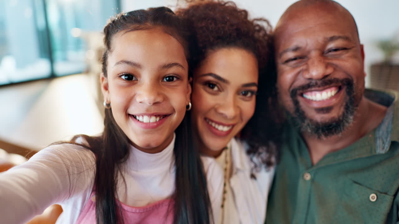 En glad familie, der tager en selfie sammen
