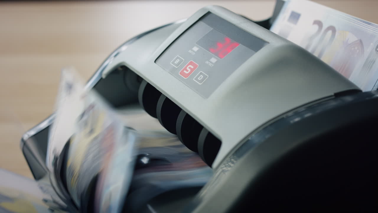 현금을 계산하는 전자 계산기 가까운 자동 카운터