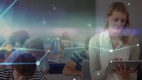animación de conexiones a través de maestras caucásicas con tableta y clase de estudiantes diversos