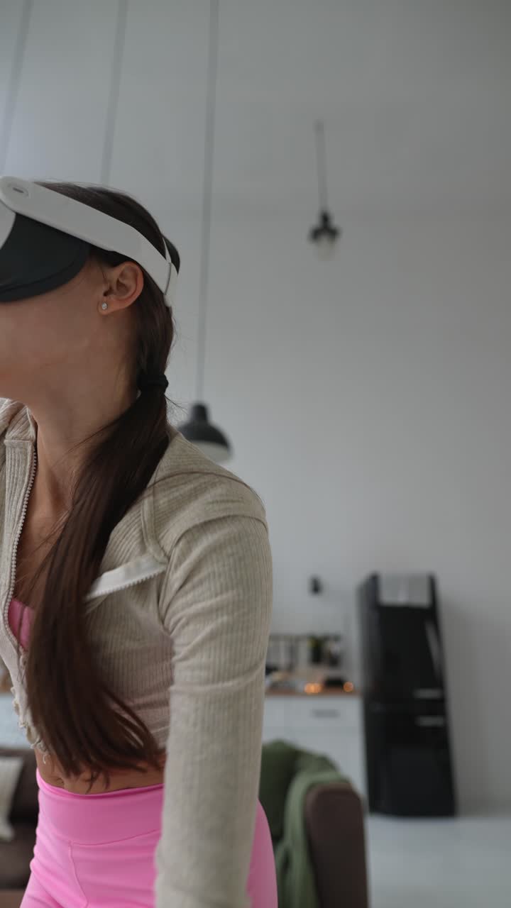 mujer jugando un juego de vr en casa durante la navidad
