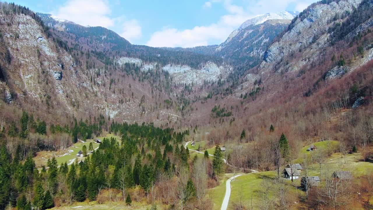 Vista aerea di un pittoresco villaggio circondato dalle montagne alpine vicino al lago di Bohinj, Slovenia