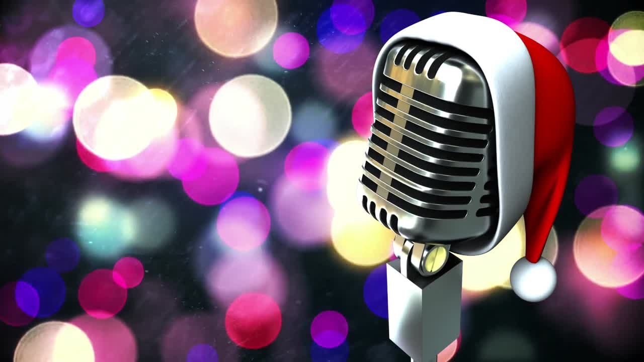 검은 바탕에 빛의 다채로운 반점에 대한 레트로 금속 마이크 위의 산타 모자