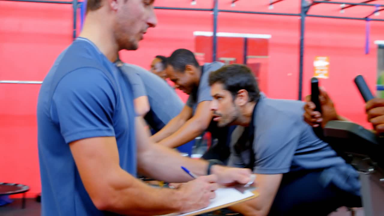 운동 자전거 4k 에서 운동 하는 운동 선수 들