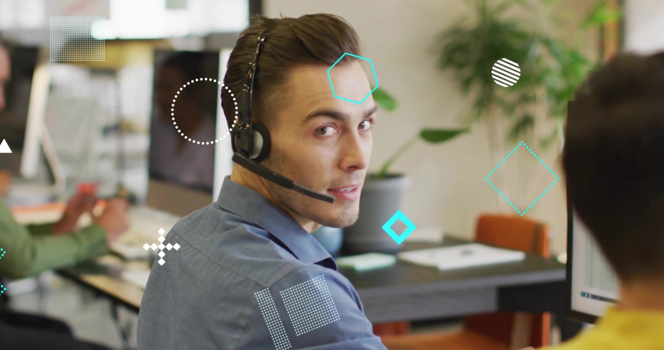 Utente con cuffie che si concentra sul monitor, vedendo sovrapposizioni che svaniscono, poi sorride per coinvolgere lo spettatore nella tecnologia.