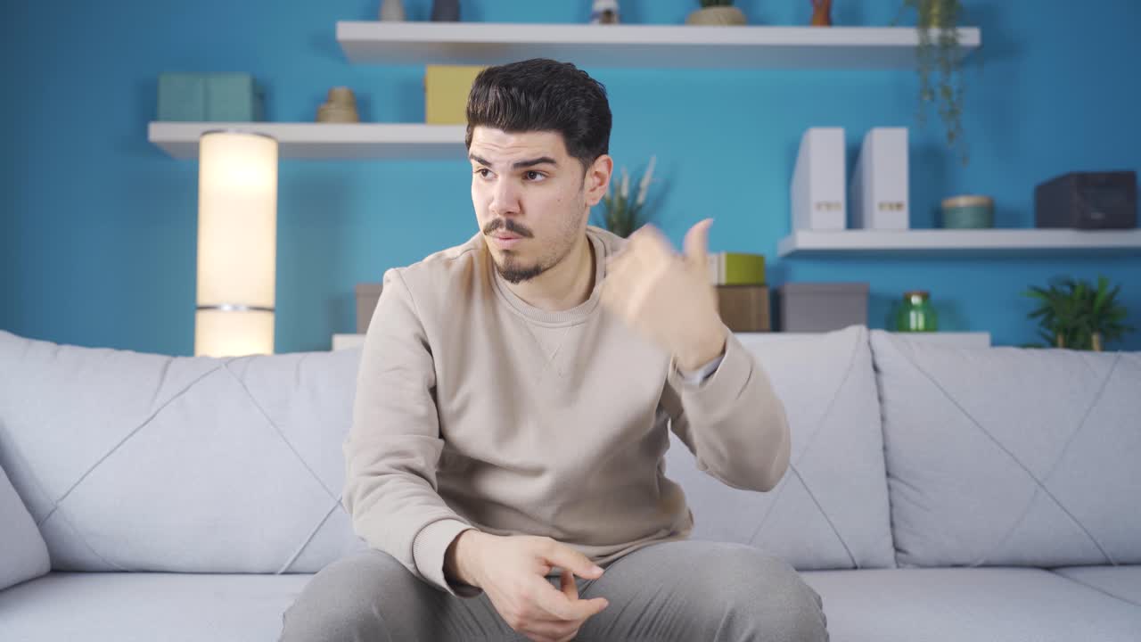 그  ⁇ 새가 혐오스러웠고, 그 젊은이는 혐오스러웠습니다.