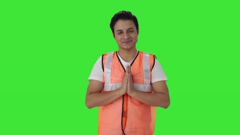 Fröhliches-Indisches-Flughafenpersonal-Beim-Namaste-Greenscreen