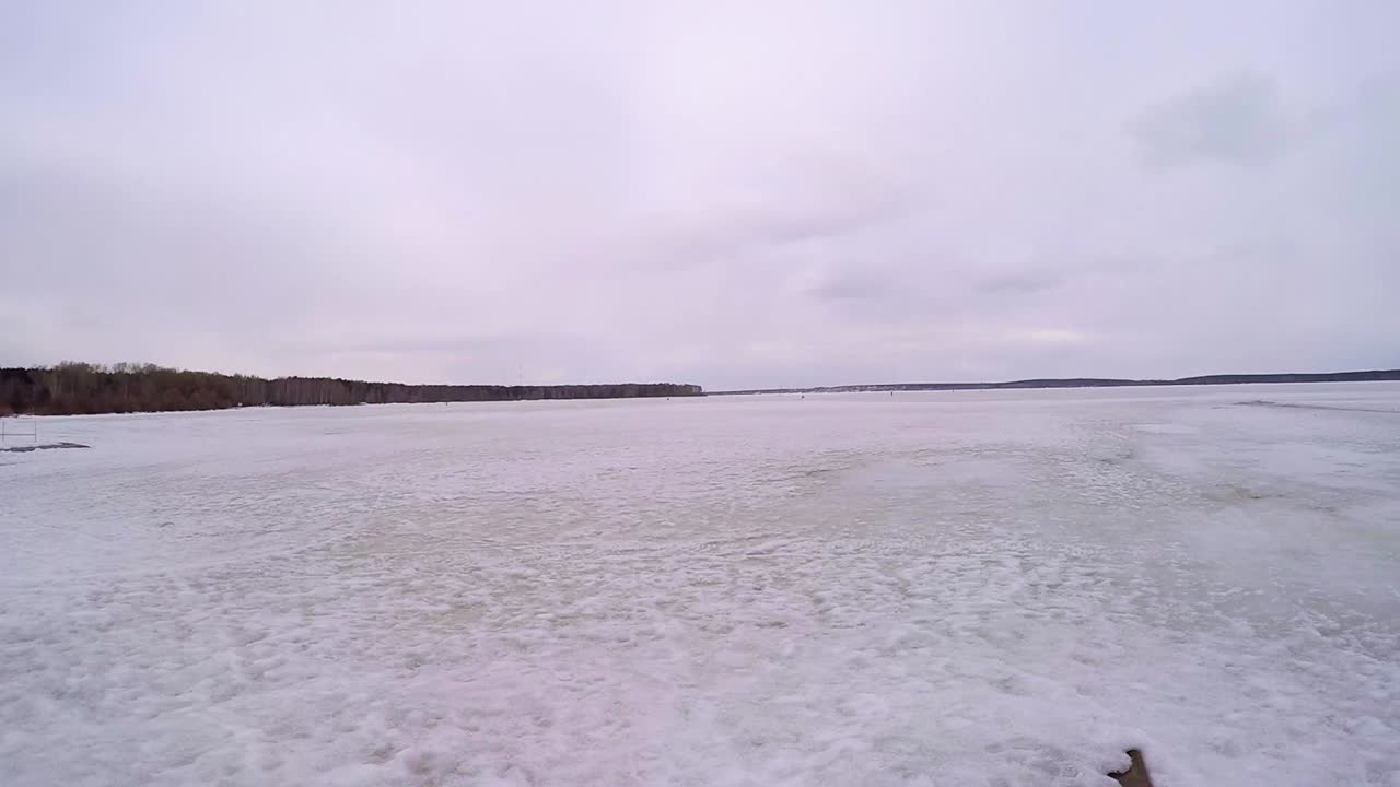 el paisaje del lago congelado