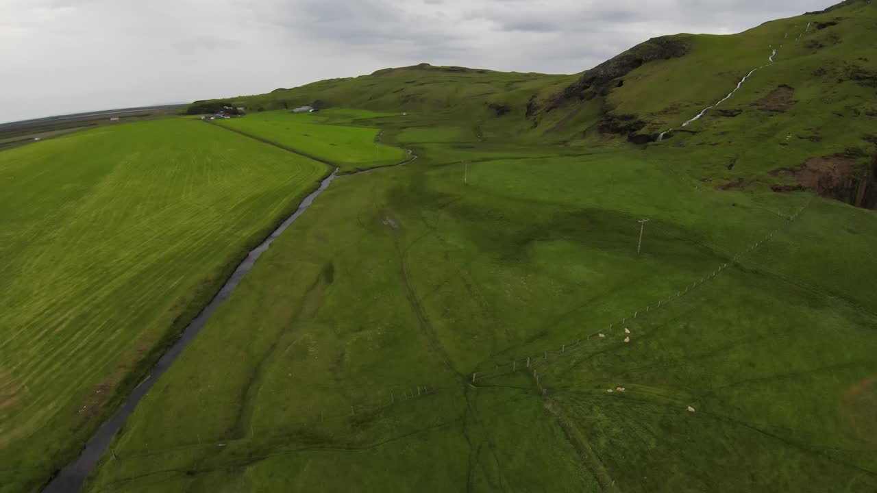 Paesaggio montano islandese con cascate