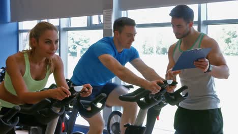 Spinning-Kurs-Beim-Training-Im-Fitnessstudio