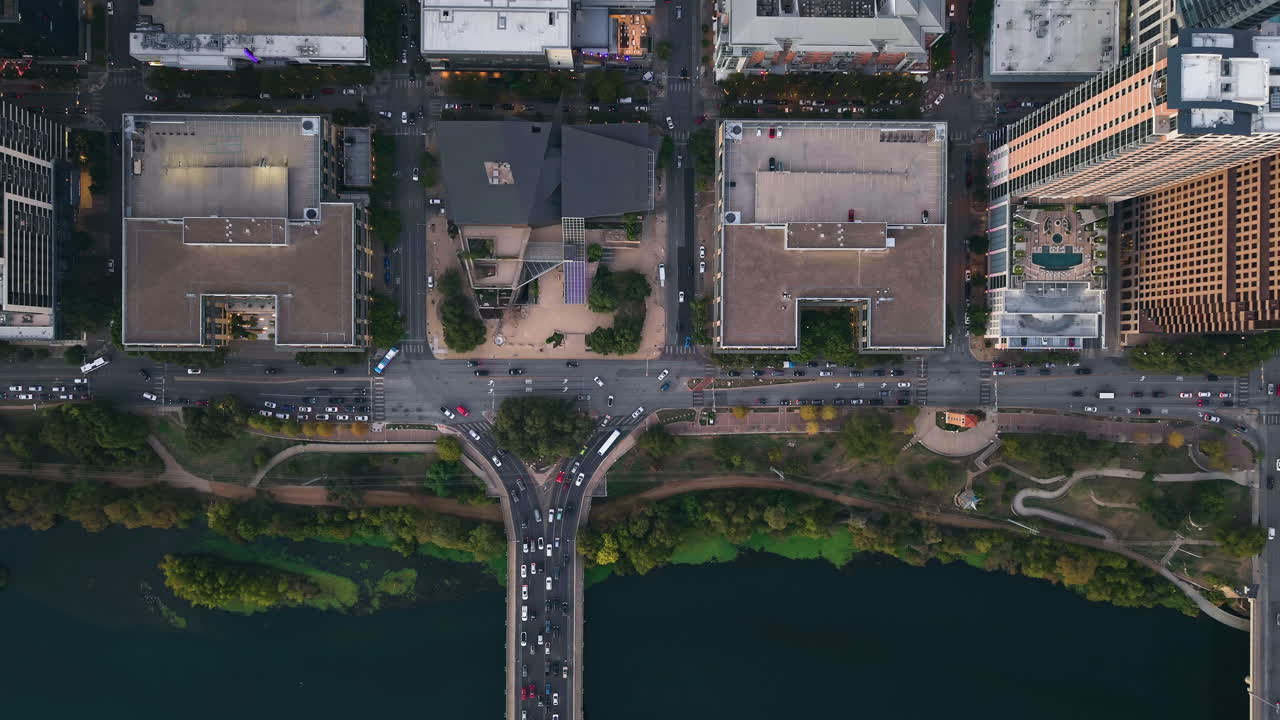 오스틴 시내 해안에서 교통 위에서  다운 드론, 미국