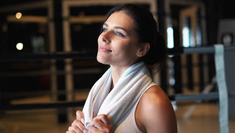 mujer en el gimnasio después de un entrenamiento
