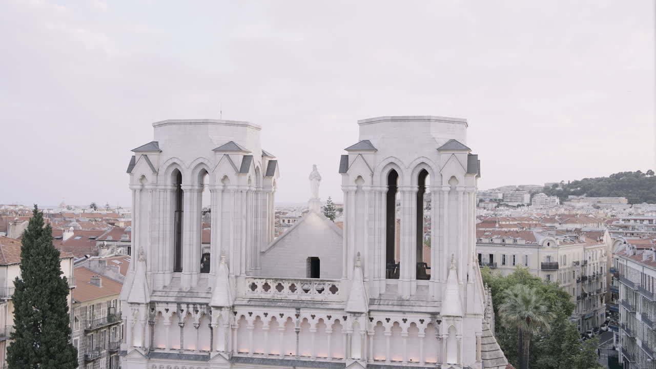 vista en alto ángulo de una iglesia en niza, francia