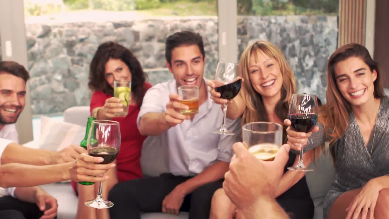 amigos felices brindando con cócteles