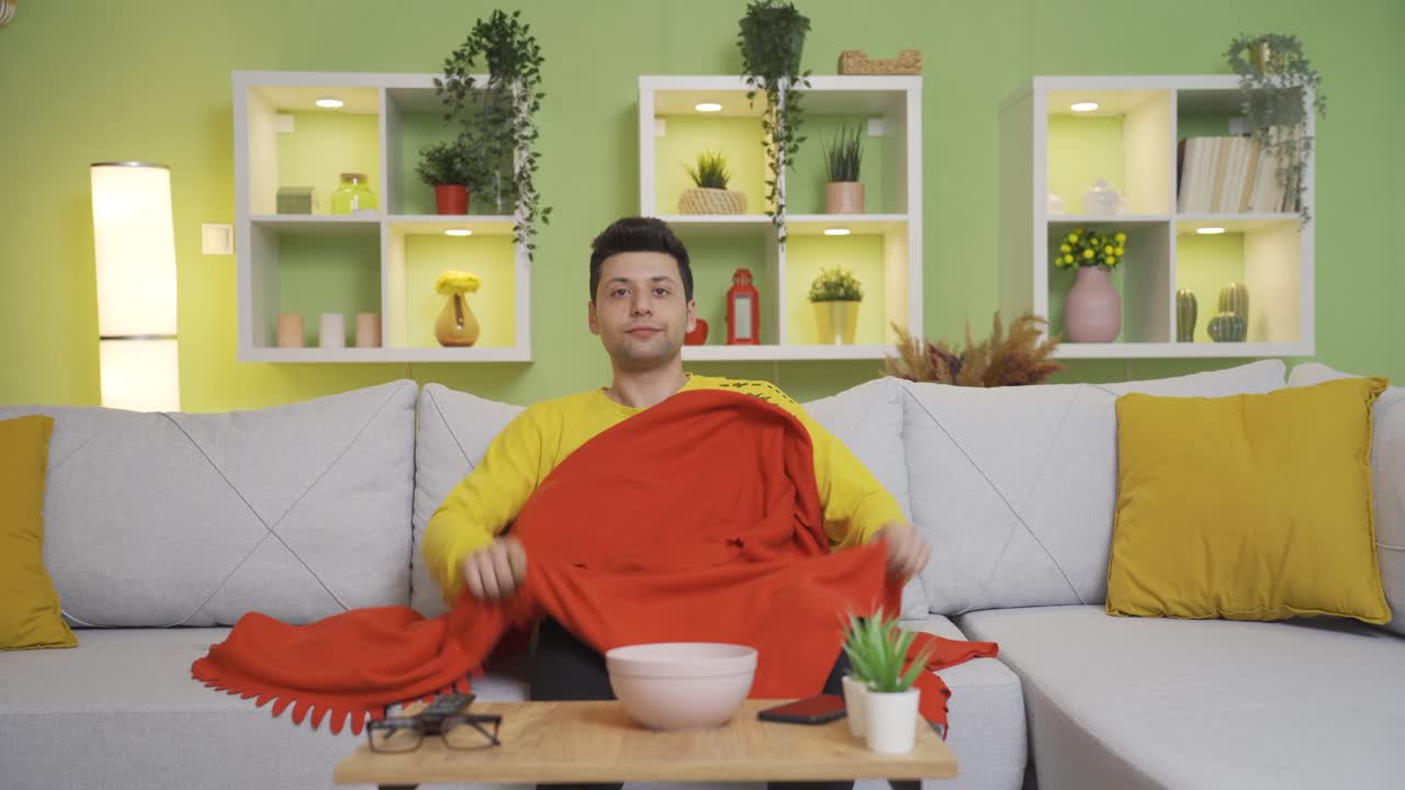 재 ⁇ 는 어색한 젊은이가 집에서 테이블을 뒤집고 있습니다.