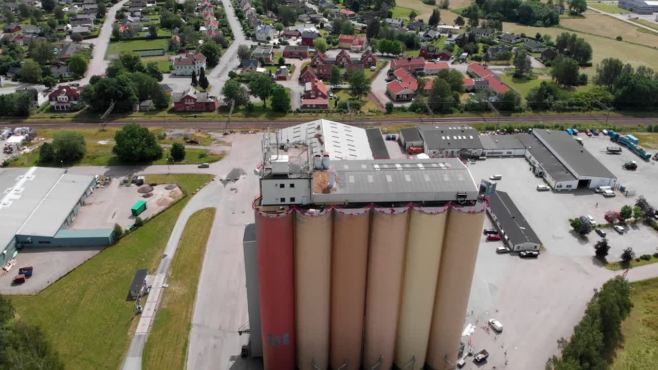 antena - un silo de grano en bralanda, vanersborg, suecia, toma amplia hacia adelante de arriba hacia abajo
