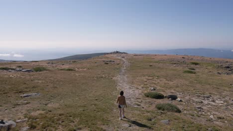 葡萄牙塞拉達斯特拉塔 (serra da estrela tower) 的一個女人走向觀景點