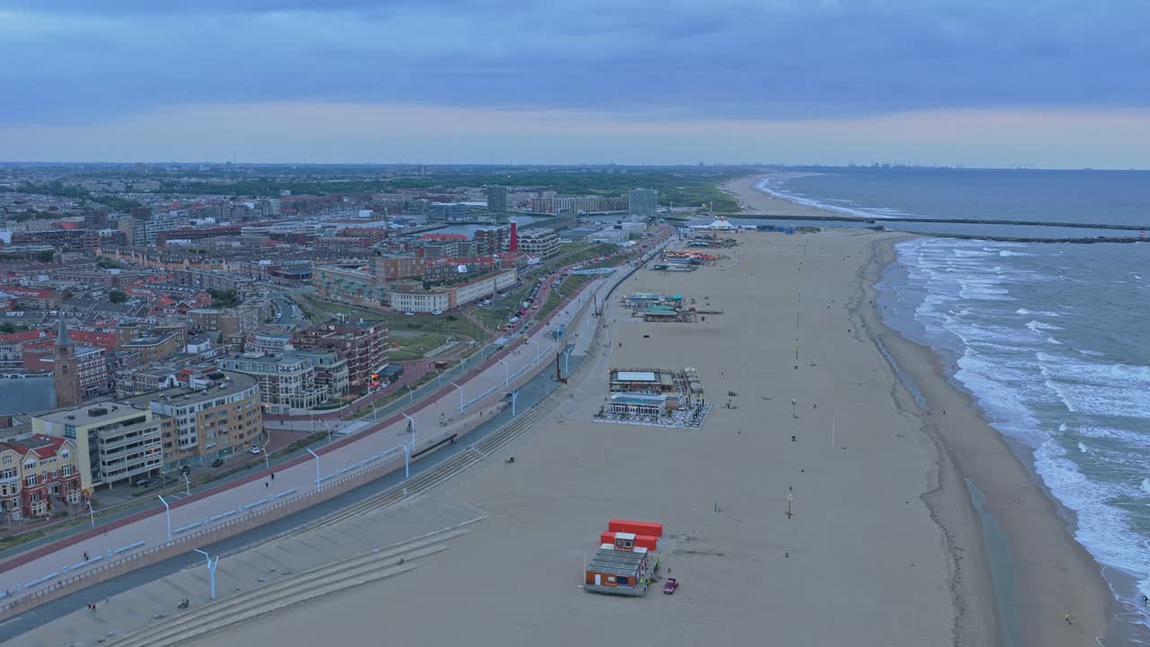 Solnedgangssilhuett av Scheveningen over strand og hav, droneopptak fra luften, Nederland