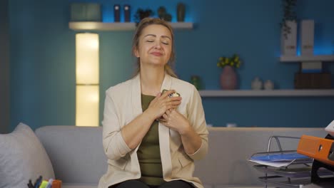 la mujer que trabaja en la oficina se mueve con sentimientos de amor.