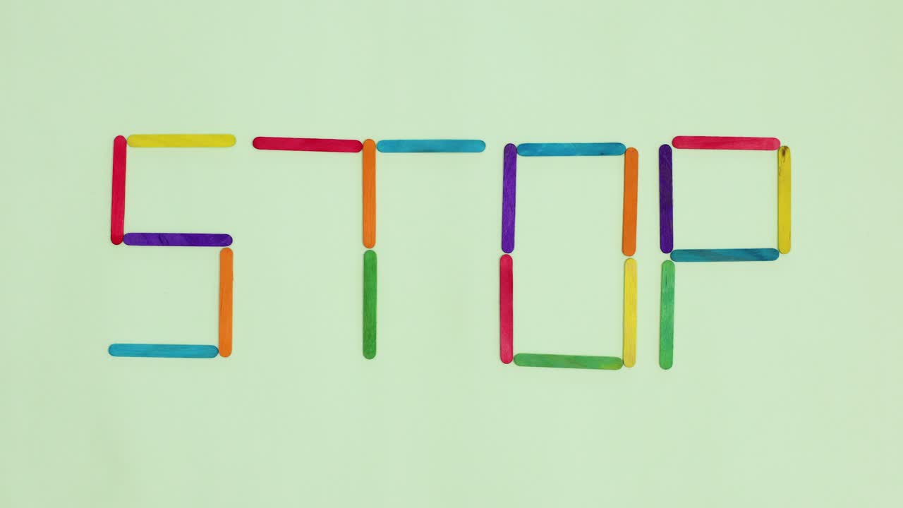 녹색 바탕에 나무 막대기로 만든 박이는 정지 표지판. 정지 움직임