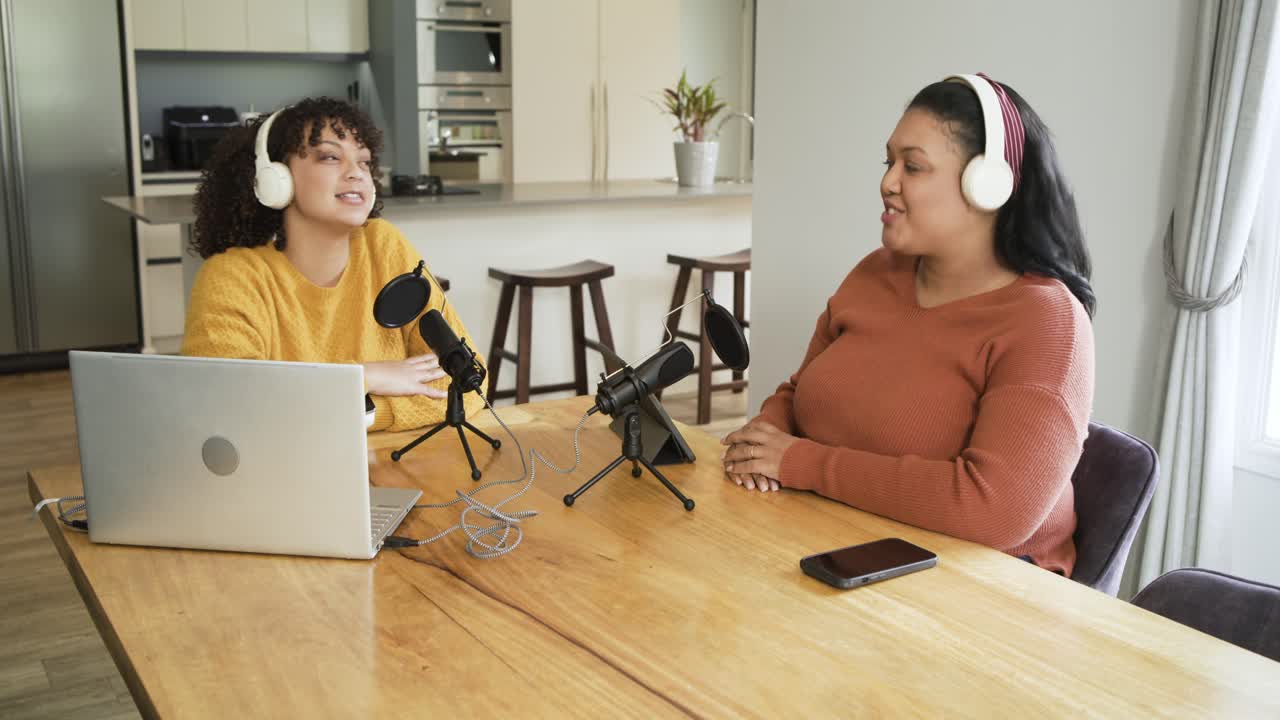 Diverse conduttrici posizionano cuffie bianche e regolano il microfono, registrando un podcast di cucina su un laptop