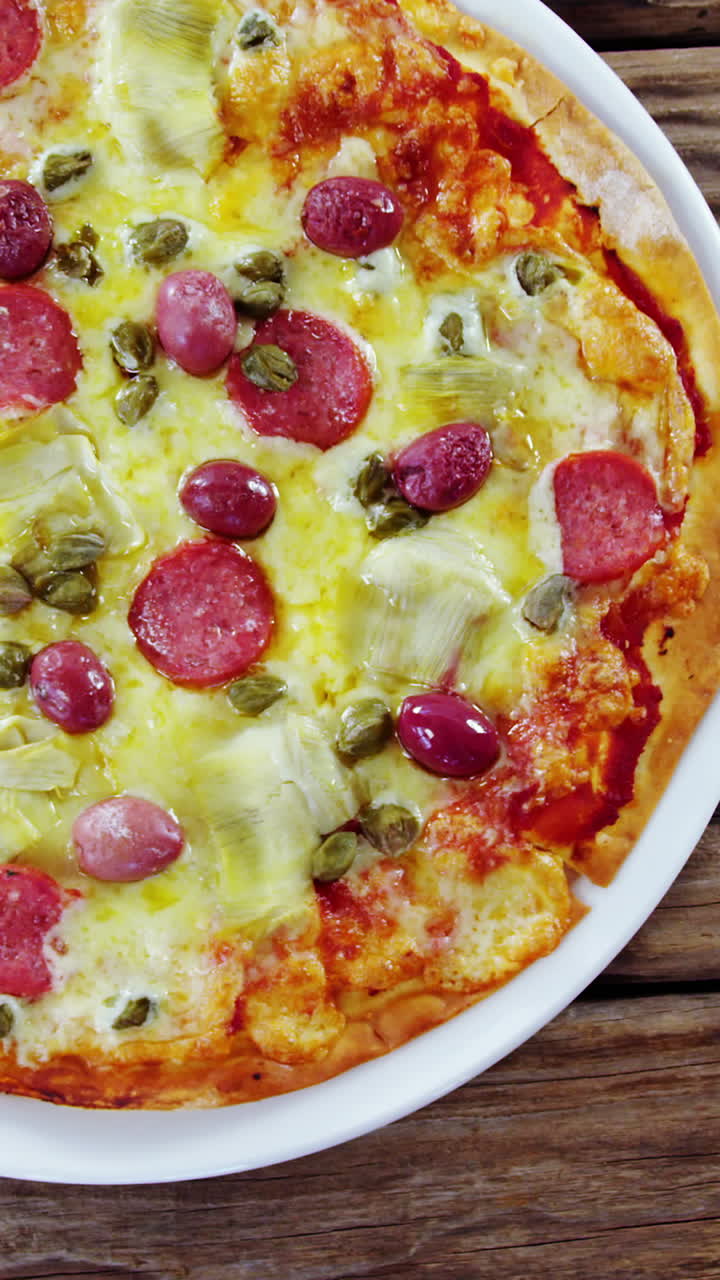 접시 위 에 구운 피자