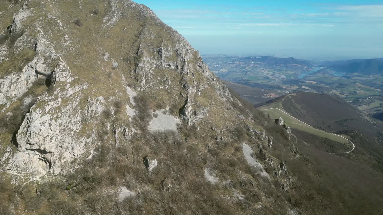un hermoso drone filmado sobre la montaña de san vicente en los apeninos de la marcha de umbria