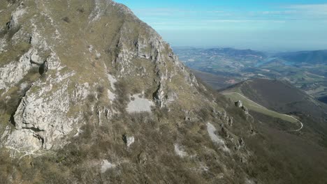 Un-Hermoso-Dron-Disparado-Sobre-La-Montaña-De-San-Vicino-En-Los-Apeninos-De-Las-Marcas-De-Umbria