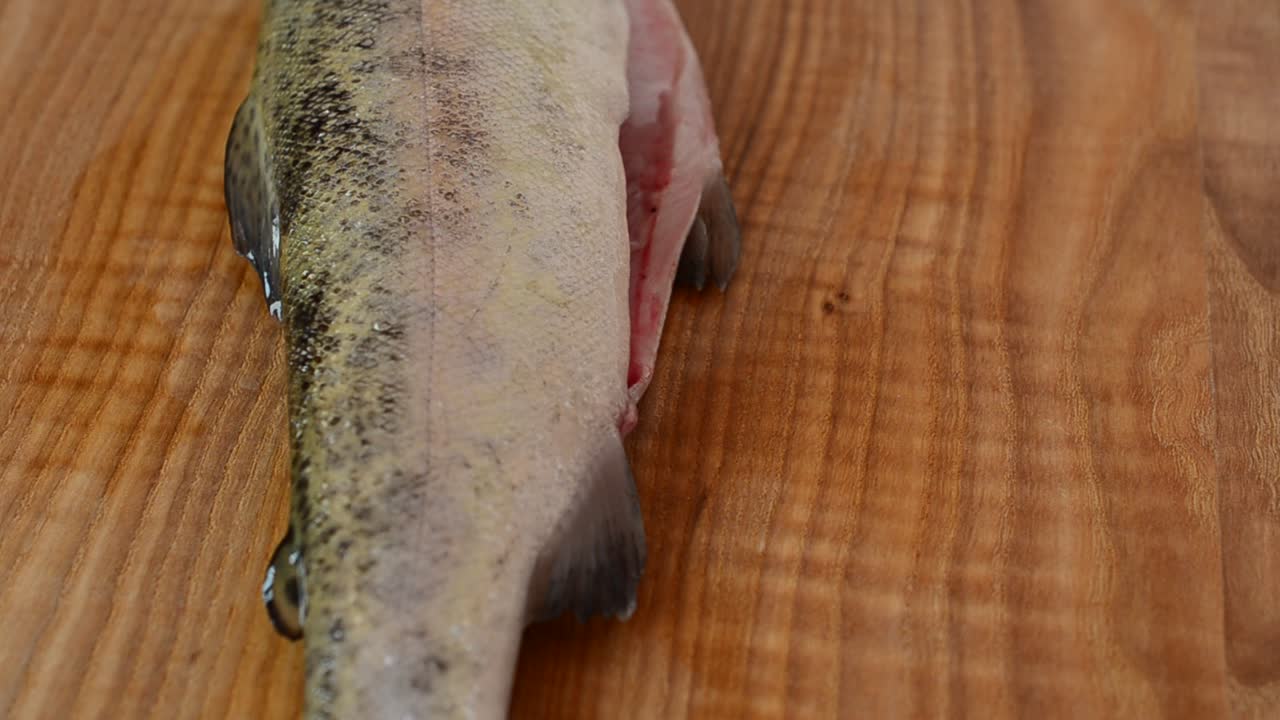 Trota su un tagliere. Riprese di pesce