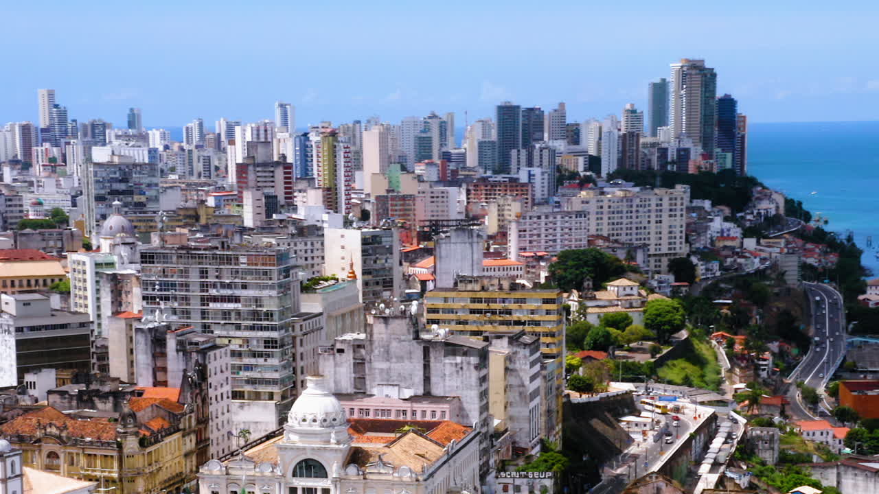 Vista aérea do Elevador Lacerda e da cidade ao redor, Salvador, Bahia, Brasil.