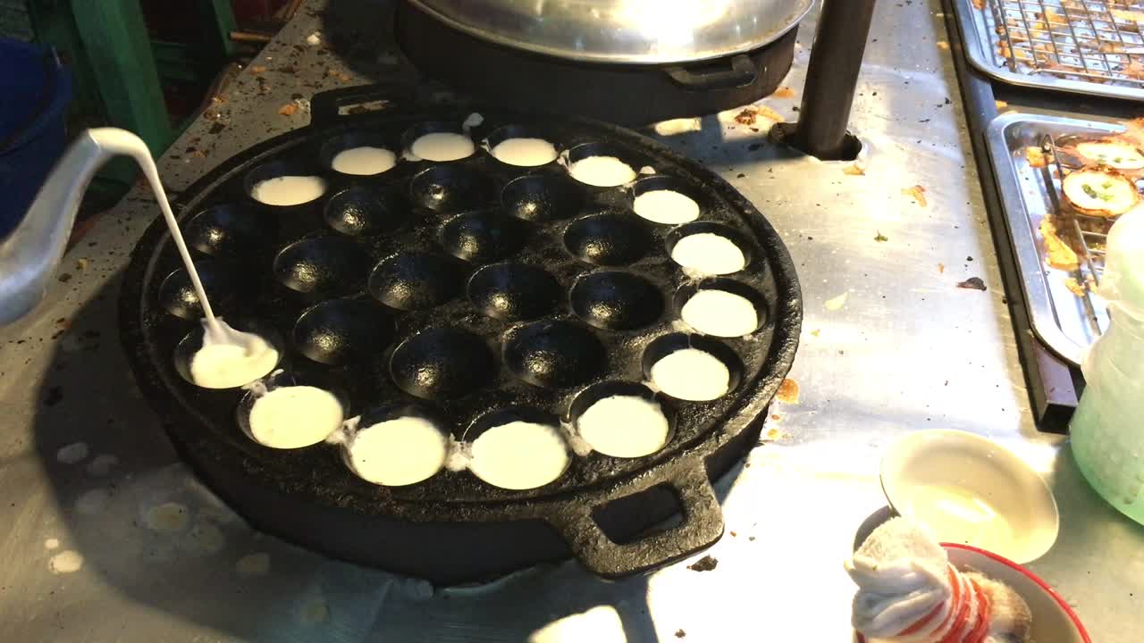 요리 컨셉: 태국 신선한 고기 종류, 코코 우유 혼합과 파우더 긴 디저트, 태국 야간 거리 음식 시장, 태국 전통 신선 한 고기, 팬케이크, 푸딩의 디저트.