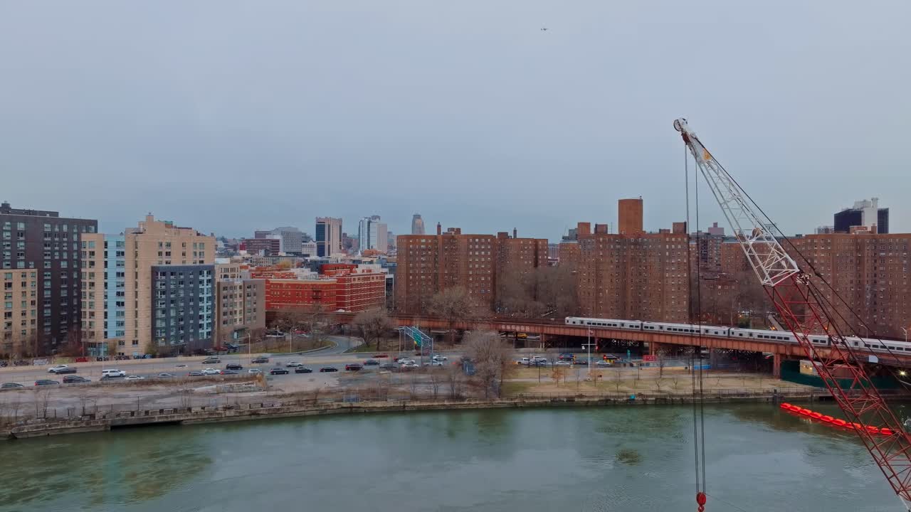 tiro ascendente de la grúa en primer plano, proyectos en harlem en la ciudad de nueva york 4k drone