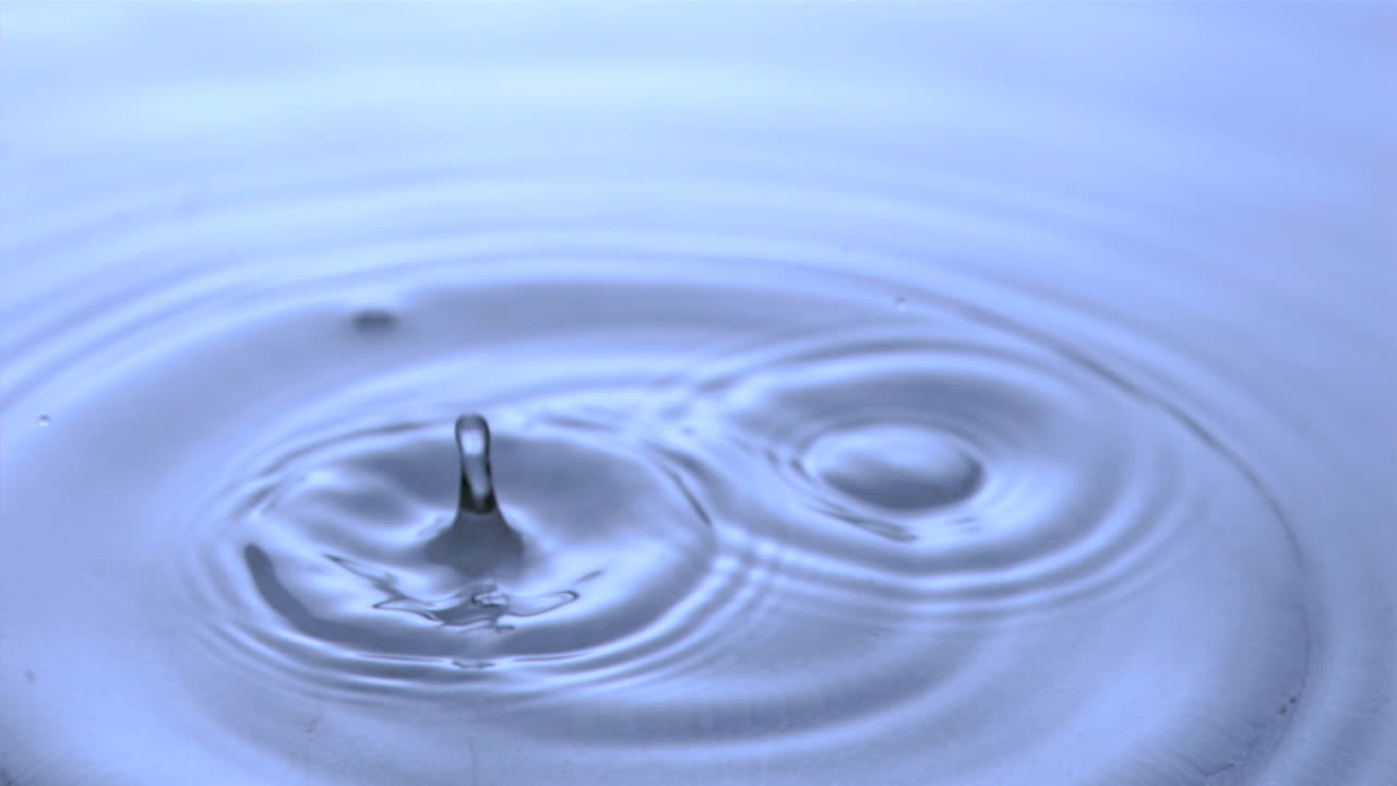 초 느린 동작으로 떨어지는 작은 방울