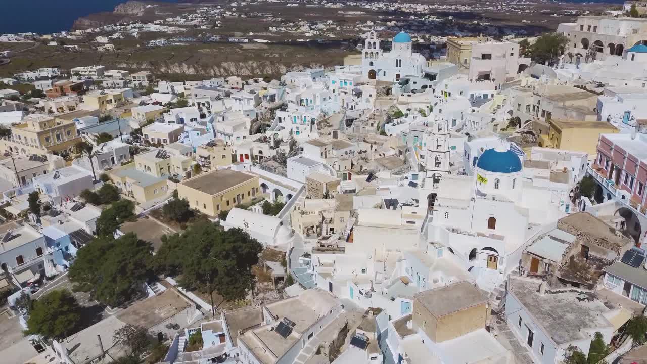 vista aérea de drones de 4k de pyrgos pirgos santorini casas blancas isla griega