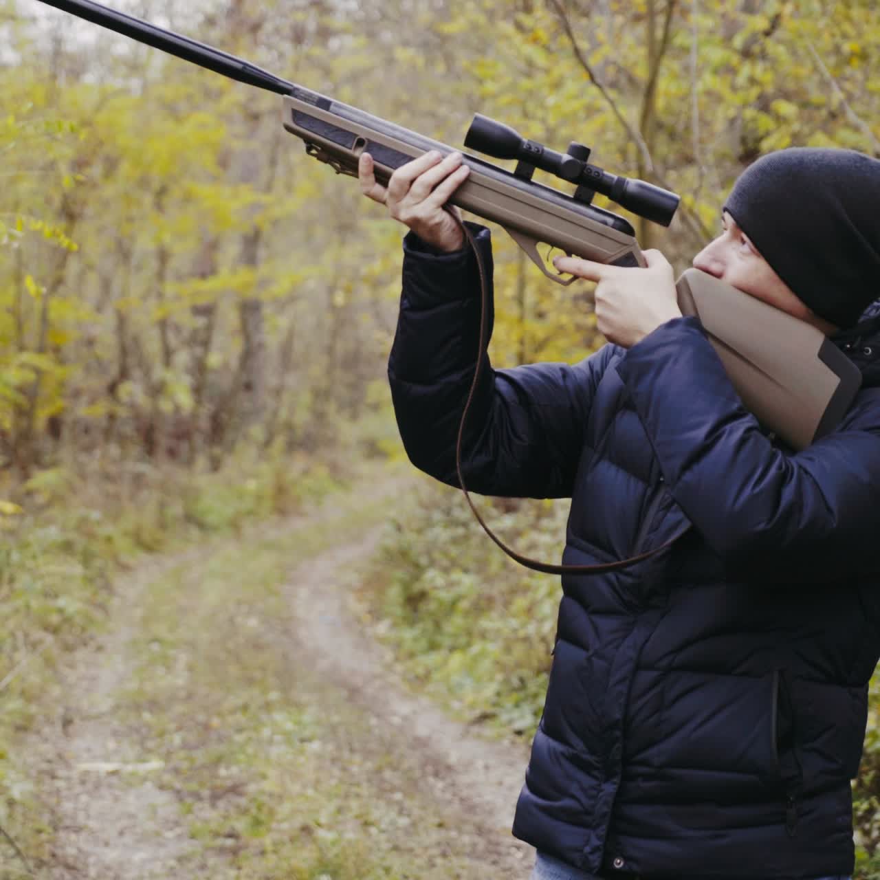 cazador que apunta a la vida silvestre